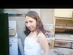 Orinando y cogiendo a esta rica flaca puta tomando meada