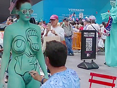 Bodypainting on the intimate parts of chicks - World Bodypaint