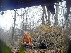 Hotties peeing outdoor