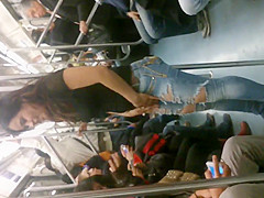 Rico Culo de Chica en el Metro L two MX recargada en el tubo