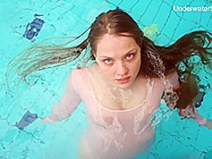 Redhead Simonna Showing Her Body Underwater