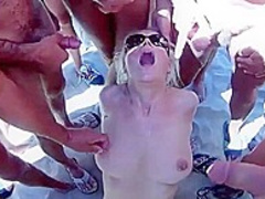 Cochonne mâture en bukkake sur la plage