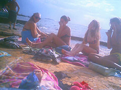 Upshorts 10-Pounder flash for group of beauties on beach