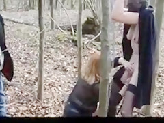 Miss flashing exhibe hermiala dans les bois