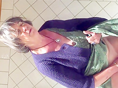 Odile la chienne dans les toilettes des hommes