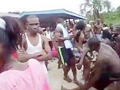 Une small salope qui aime la bite