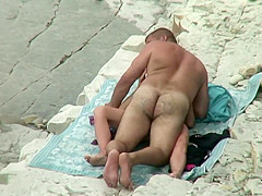 Inexperienced gal washes hair with seawater