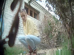 Precious gazoo babe pees outdoors