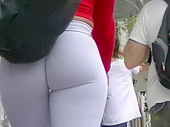 Hawt honeys change their bikinis