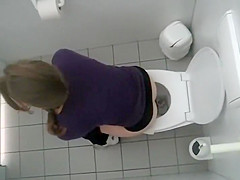 Voyeur spies a college beauty in the biffy