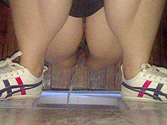 See a Chinese college gal squirting in front of me