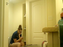 Chunky nerd gal in shitter