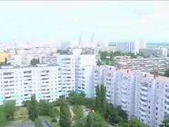 Jeune fille suce et baise sur un balcon