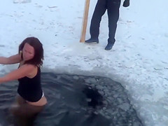 Brave Russian woman swims in the ice-cold water