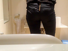 My sister's ally is peeing in our bath