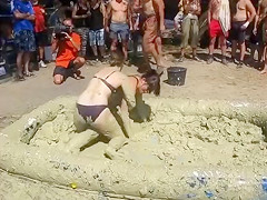 2 amateurs fighting in the mud