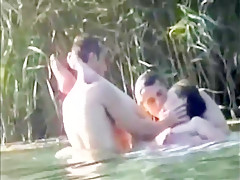 Plan a trois dans la riviere