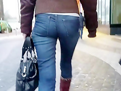 Wazoo in blue jeans go to the office