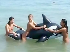 Trois filles exhibent leur cul nu sur une plage