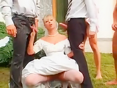 La mariee italienne baise avec des potes en robe blanche