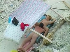 Pipe et carpet munch sous un parasol a la plage