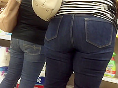 Mama Butts in Jeans