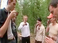 Orgie sexuelle avec des filles russes dans la foret