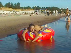 Spy bare cutie picked up by voyeur livecam at exposed beach