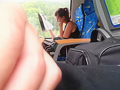 Sie liest Zeitung und macht mich an