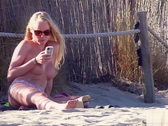 Marvelous blond hottie flaunts her spectacular body on topless beach